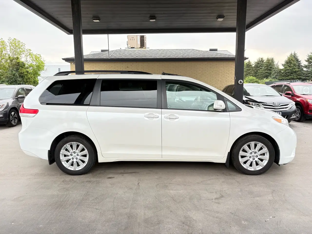 Toyota Sienna снимка Toyota Sienna