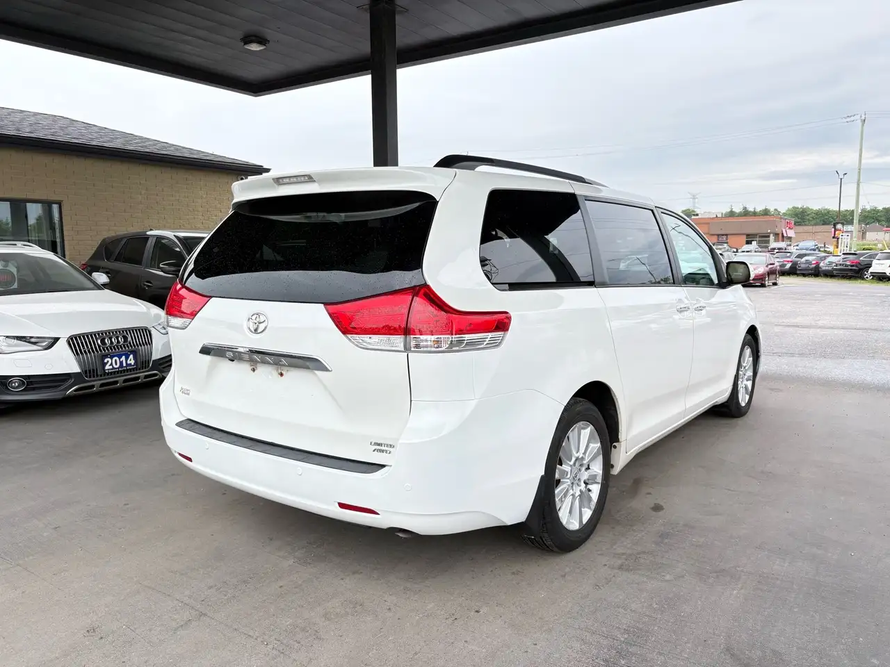 Toyota Sienna снимка Toyota Sienna