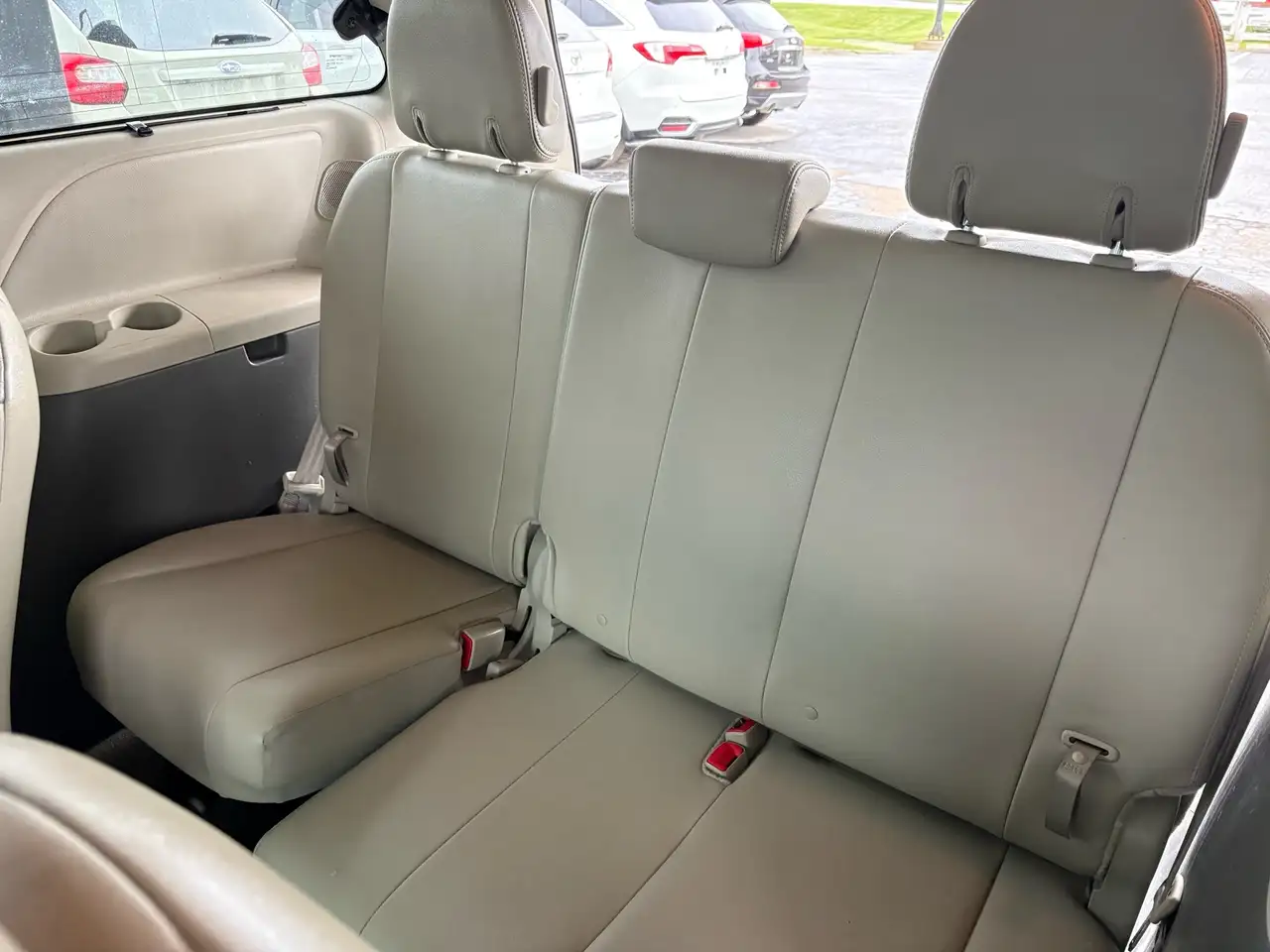 Toyota Sienna снимка Toyota Sienna