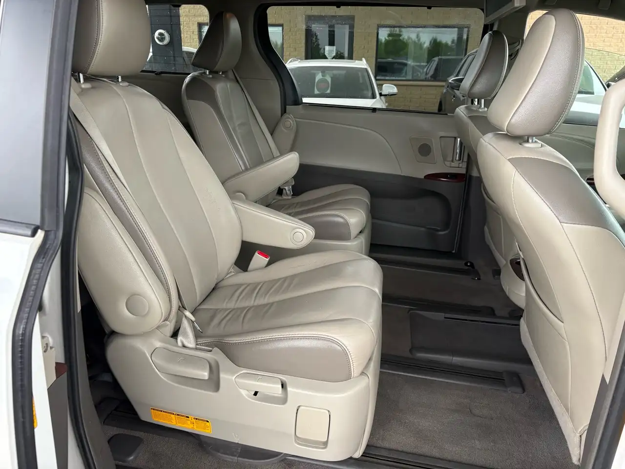 Toyota Sienna снимка Toyota Sienna