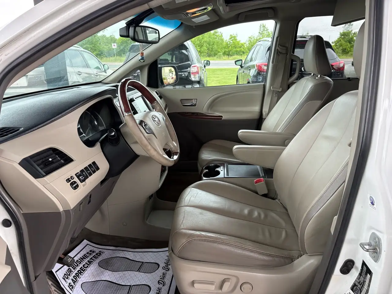 Toyota Sienna снимка Toyota Sienna