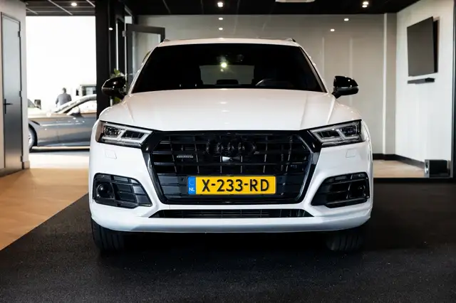 Audi Q5 view 8