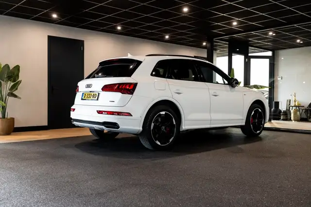 Audi Q5 view 3