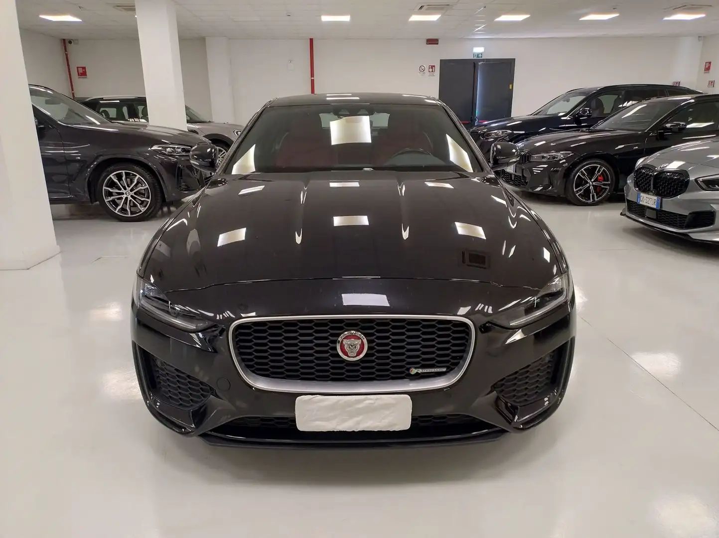 Jaguar XE 2.0d i4 R-Dynamic SE awd 180cv auto Nero - 2
