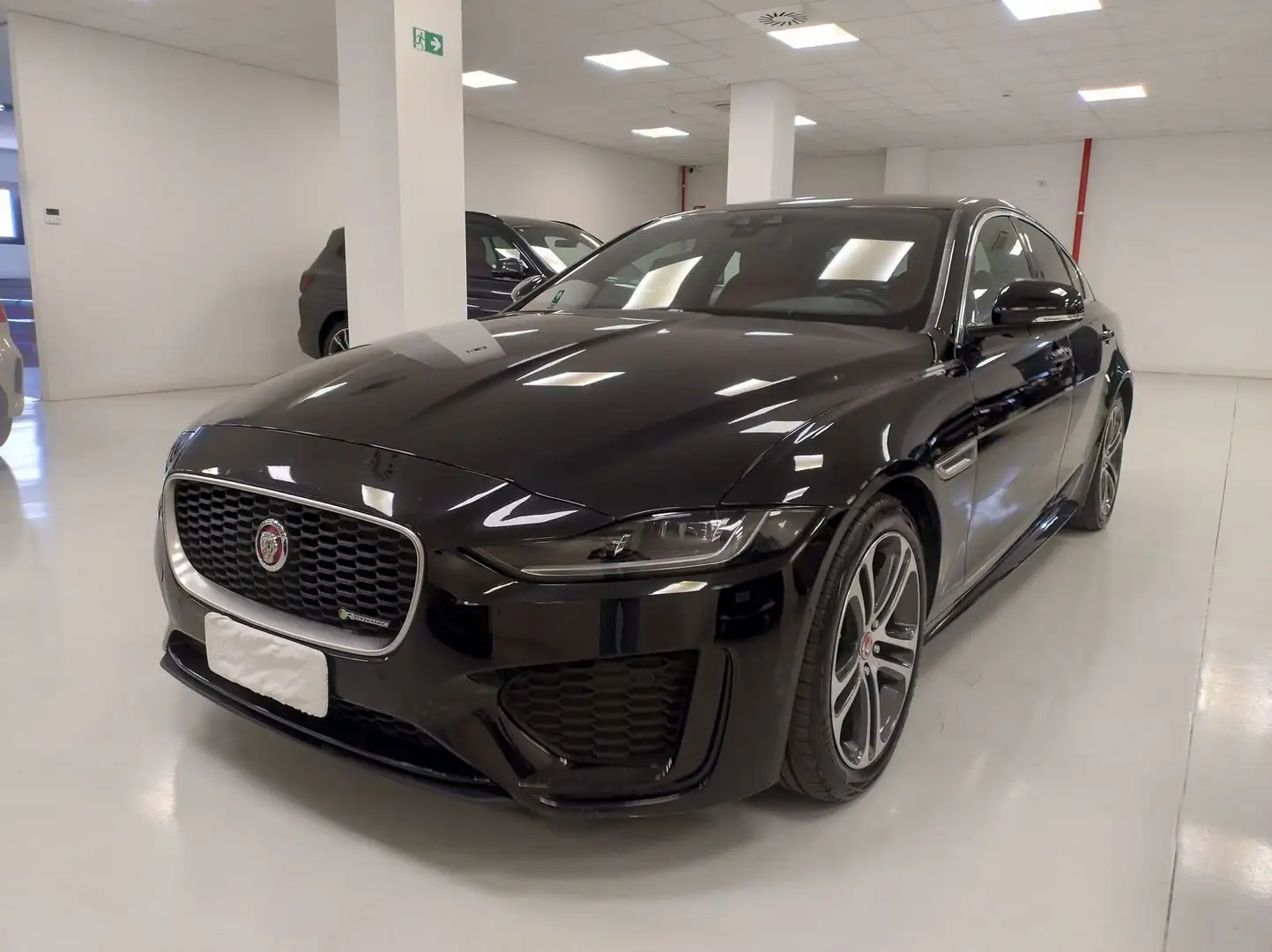 Jaguar XE 2.0d i4 R-Dynamic SE awd 180cv auto Nero - 1
