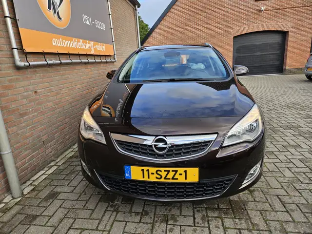 Opel Astra view 2