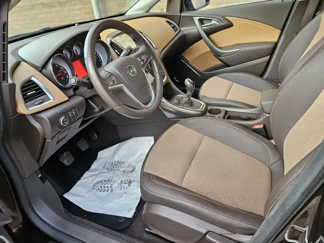 Opel Astra view 5