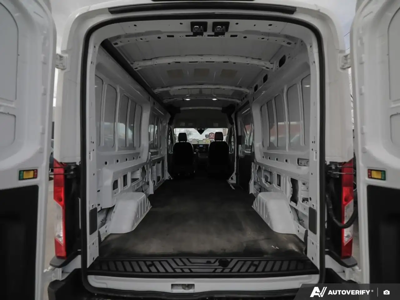 Ford Transit Cargo Van снимка Ford Transit Cargo Van