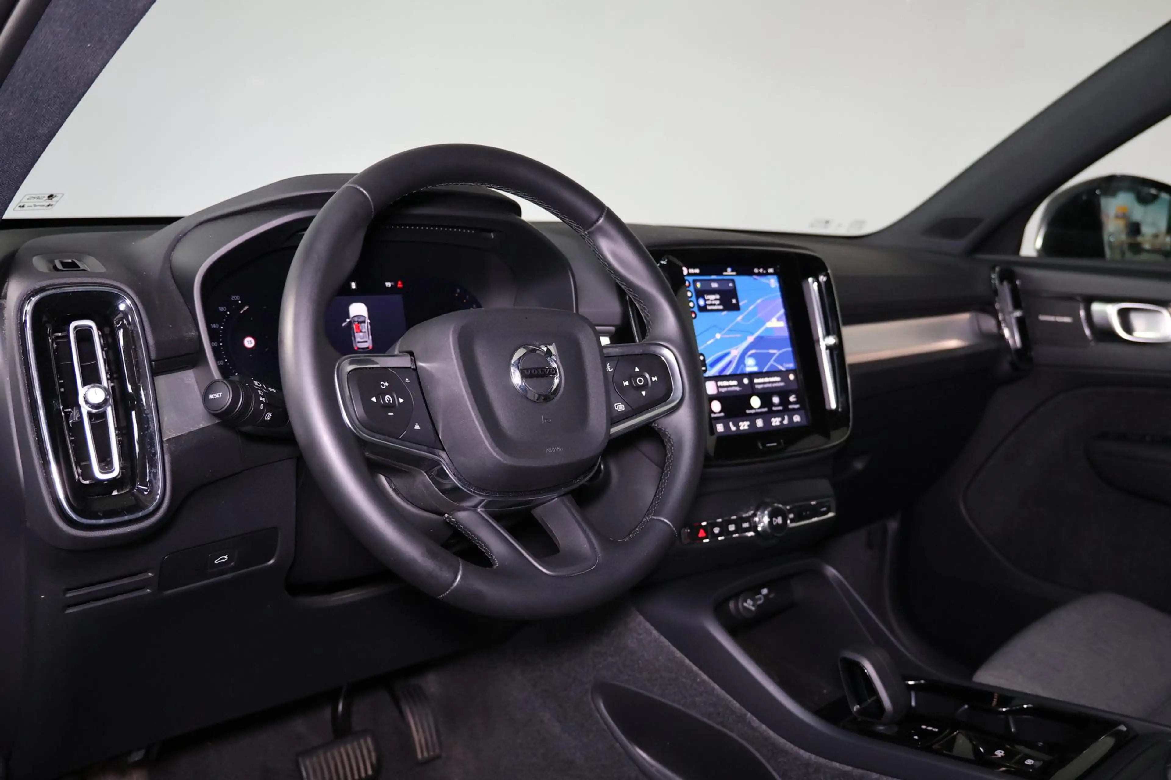 Volvo XC40 B3 Plus Dark - IntelliSafe Assist & Surround - 360 — photo 13