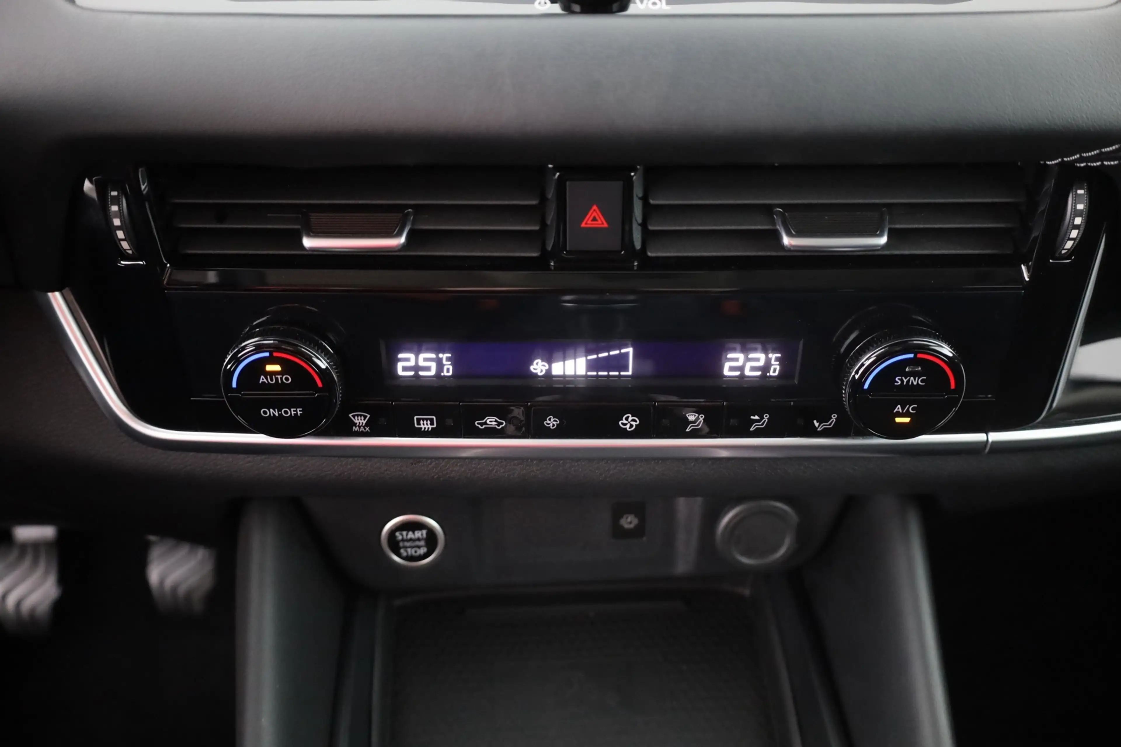 Nissan Qashqai N-Connecta 1.3 Dig-T LED ACC Navi 360° — photo 14