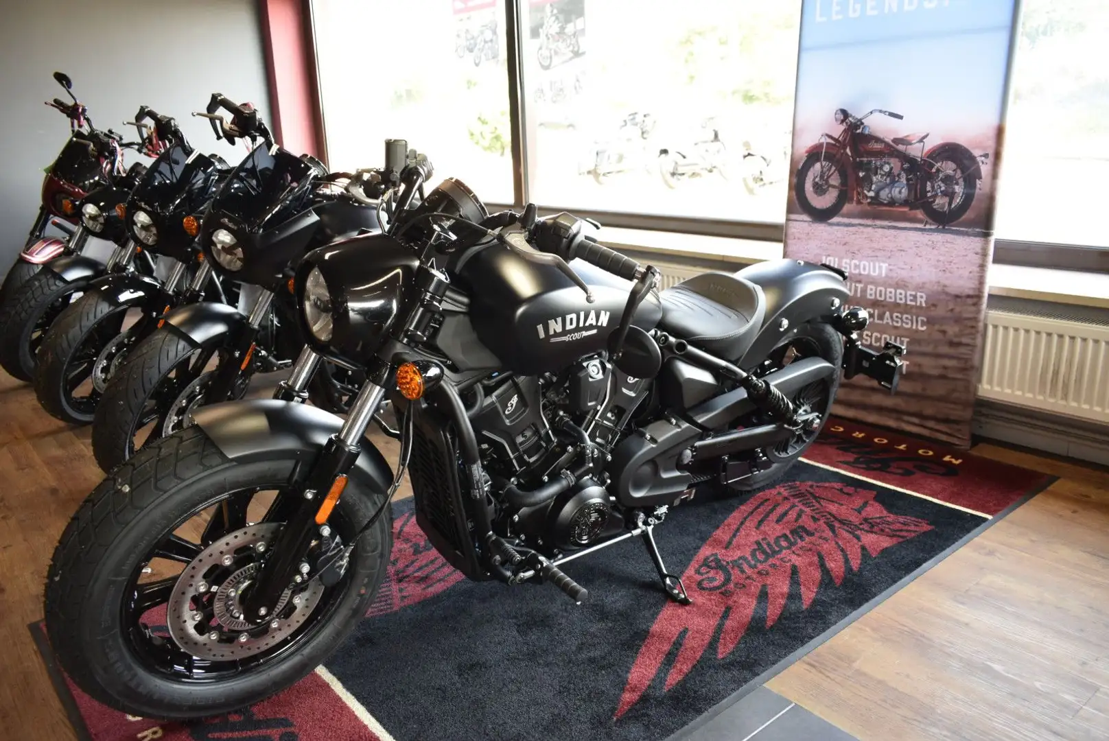 Indian Scout Bobber Limited + Tech Black Smoke Schwarz - 1