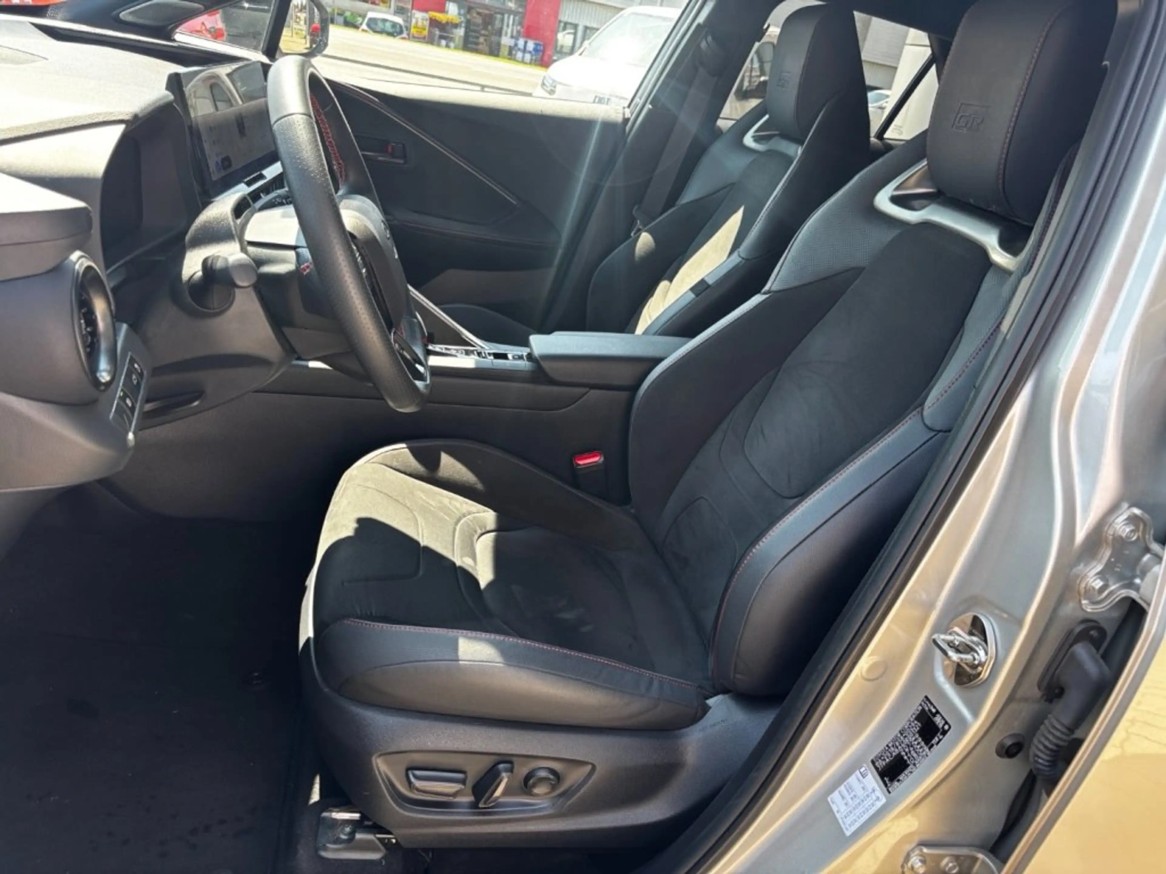 Toyota C-HR 2,0 Hybrid E-CVT 4WD GR Sport Premiere Edition — photo 10