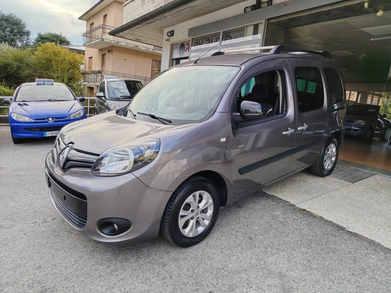 Renault Kangoo — photo 1 of 15