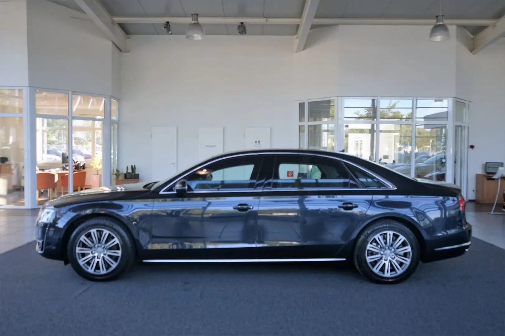 Audi A8 6.3 W12 Security Armored Vehicle VR7/VR9 Schwarz - 2