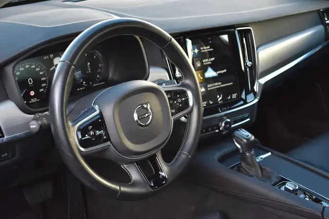 Volvo S90 view 10