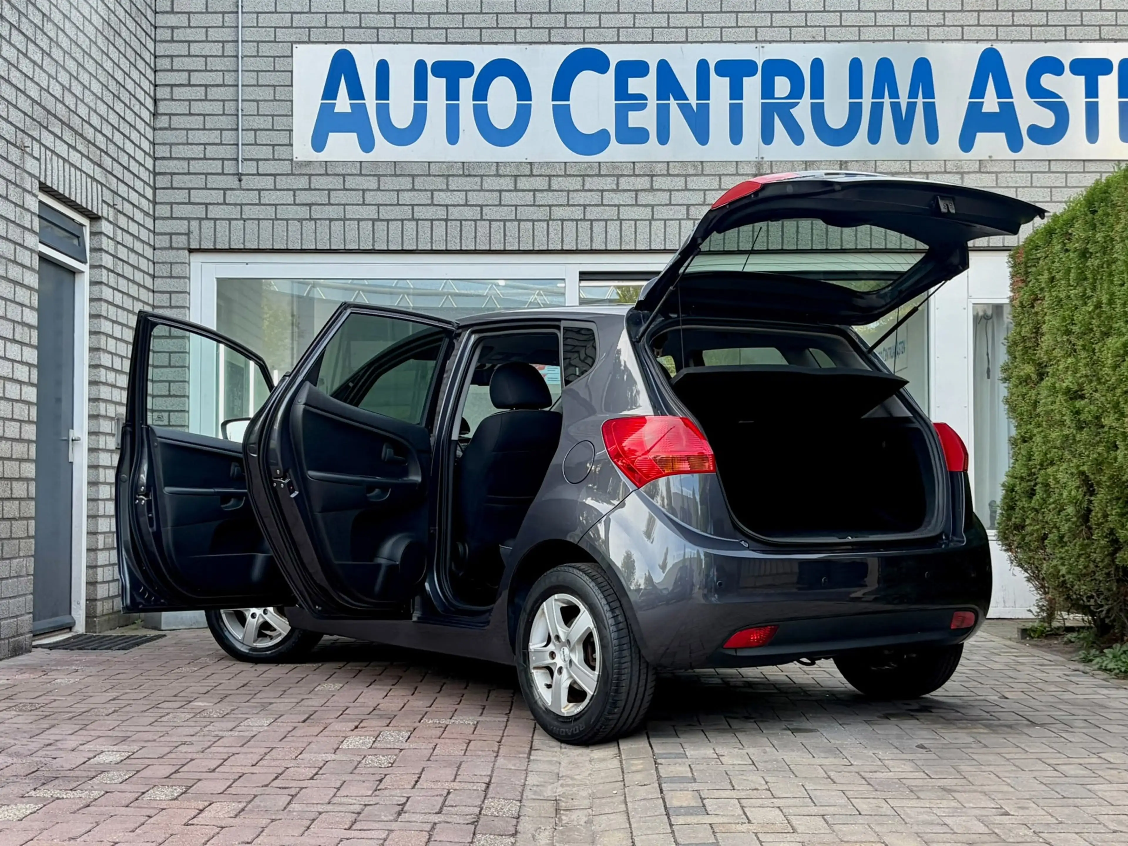 Kia Venga 1.4 CVVT ExecutiveLine — photo 3