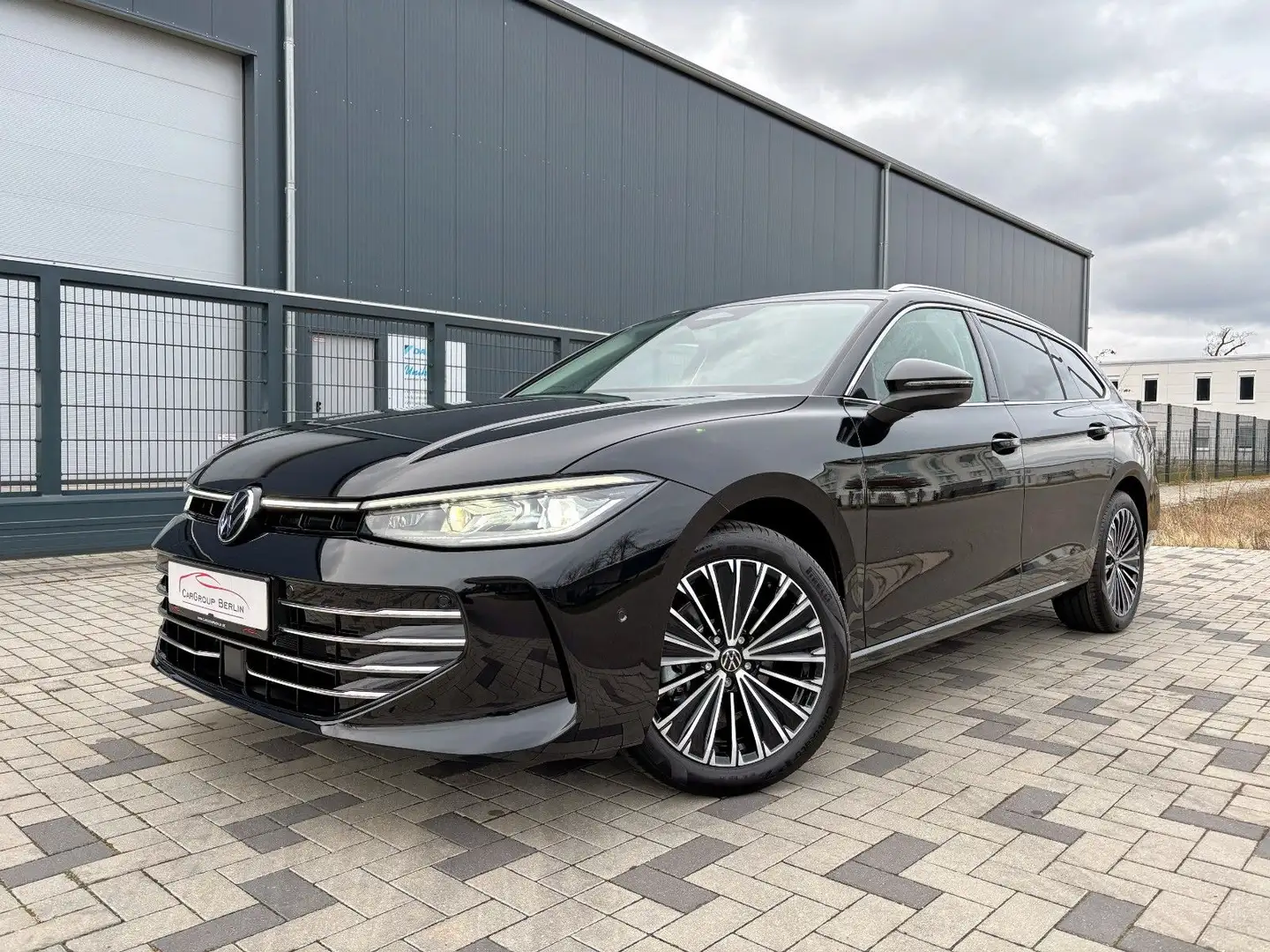 Volkswagen Passat Variant 1.5 eTSI Elegance // MATRIX 5JGAR Schwarz - 1