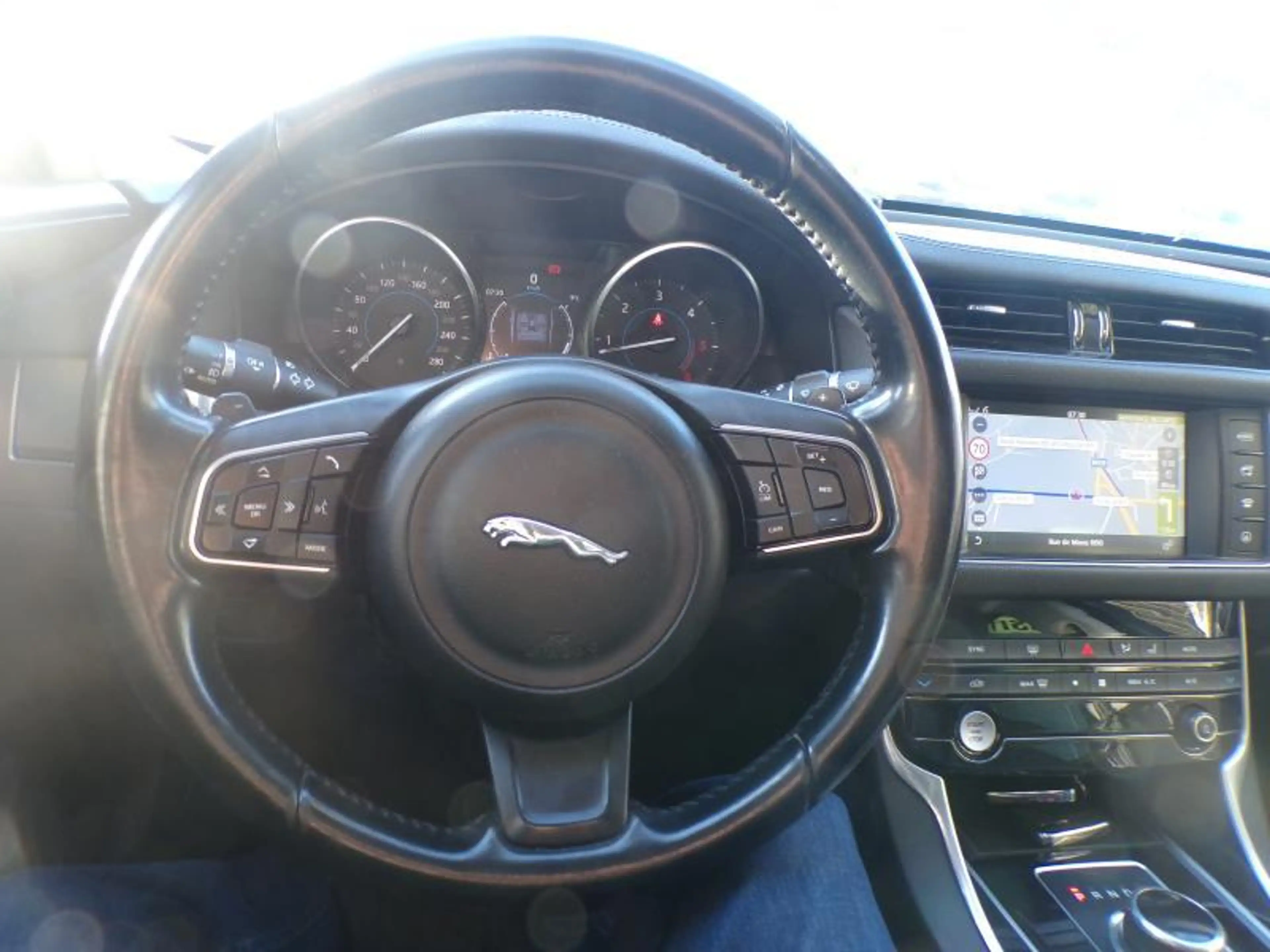 Jaguar XF 2.0D 163cv Bordeaux 12/16 6000€ Marchand GPS — photo 8