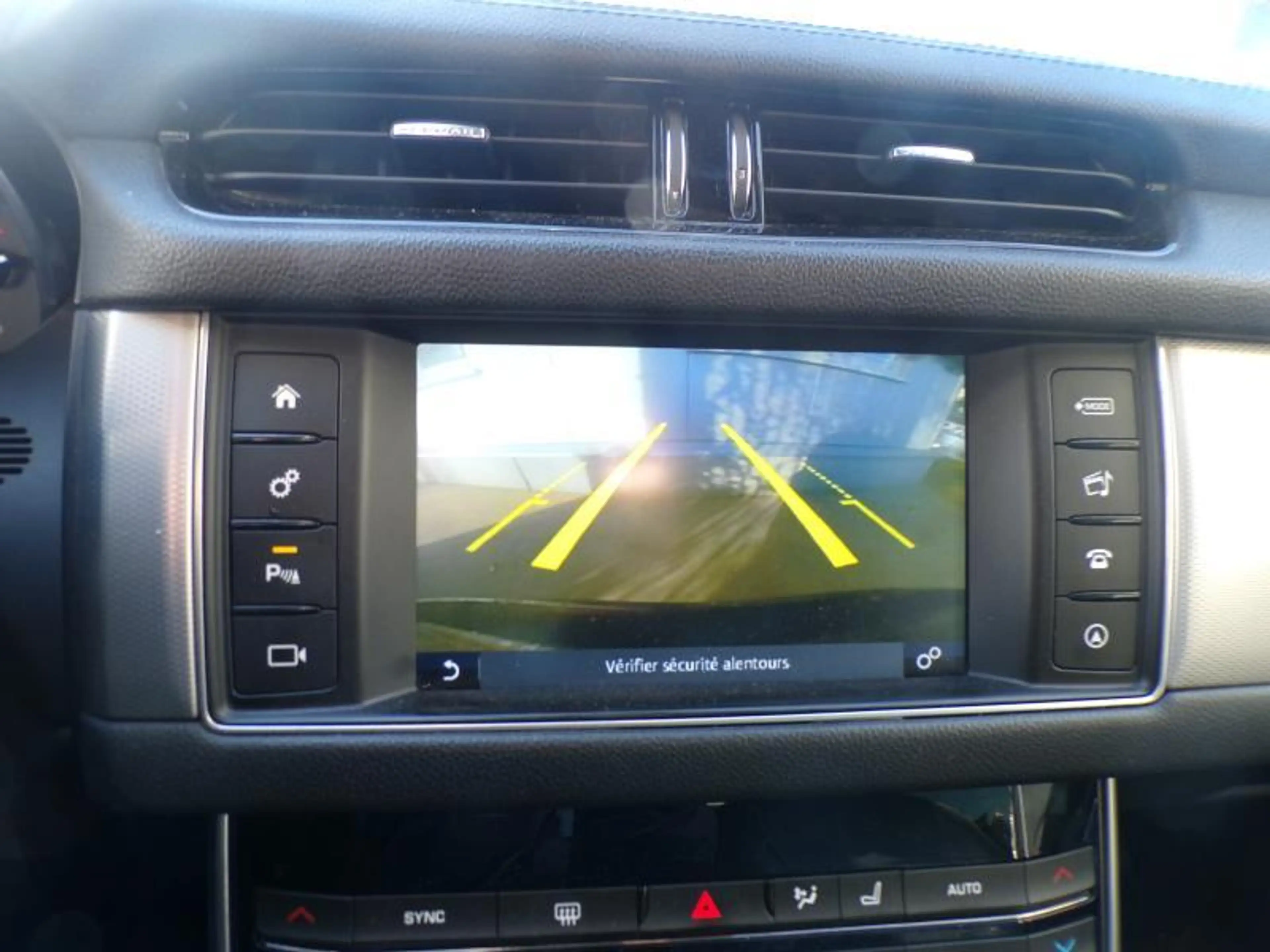Jaguar XF 2.0D 163cv Bordeaux 12/16 6000€ Marchand GPS — photo 10