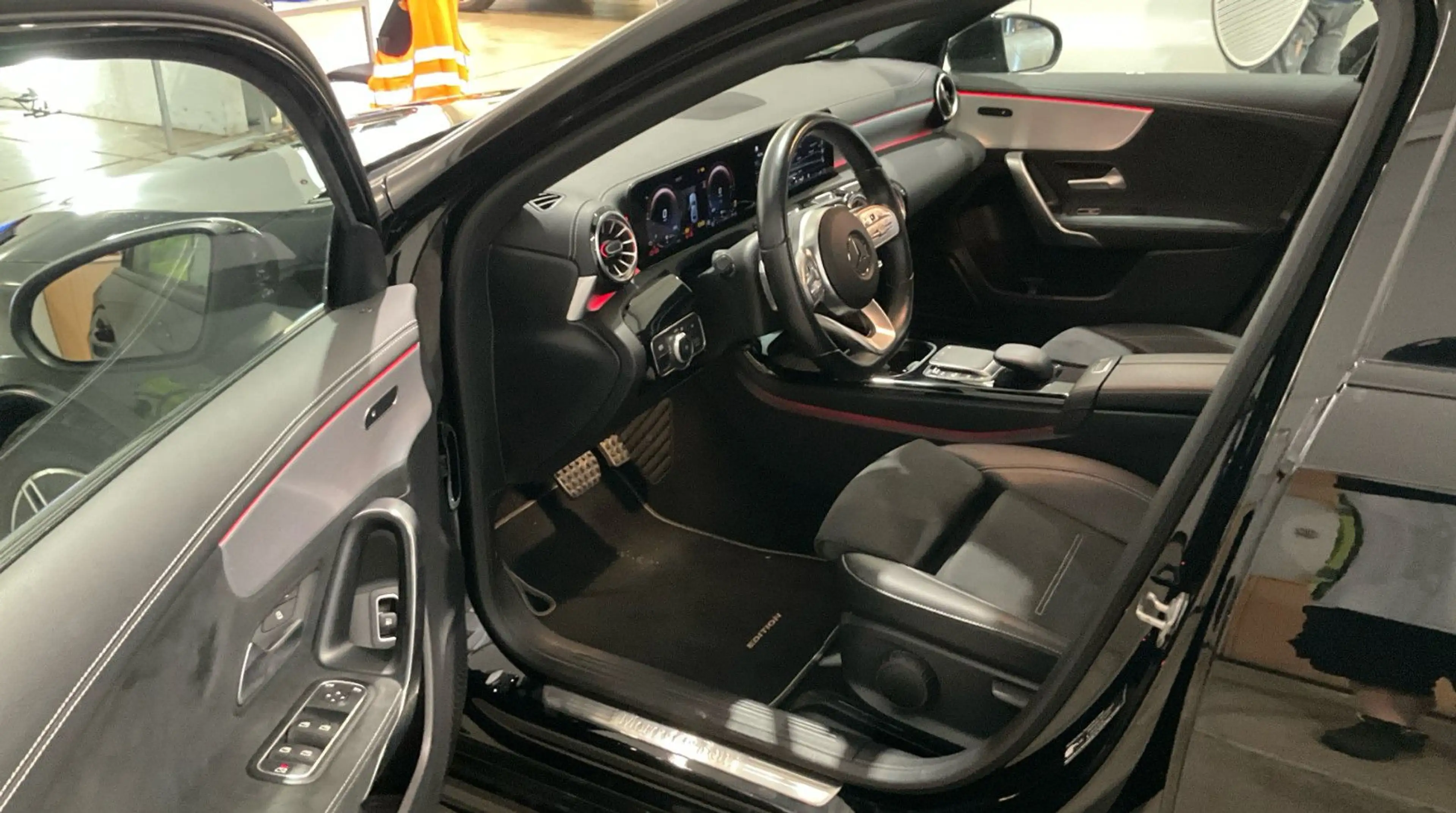 Mercedes-Benz A 250 e Limousine EDITION AMG LINE WIDESCREEN*LE — photo 3
