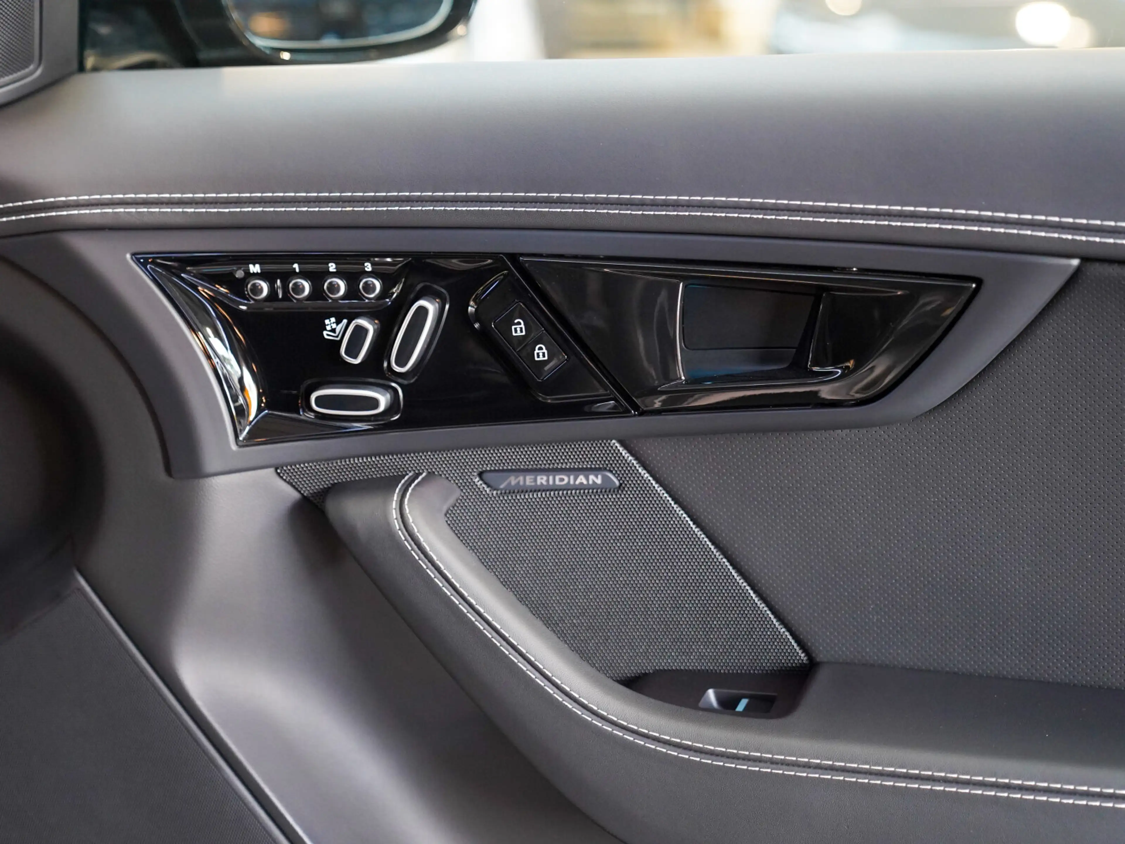 Jaguar F-Type R 5.0 V8 AWD Performance Sitze Pano — photo 14