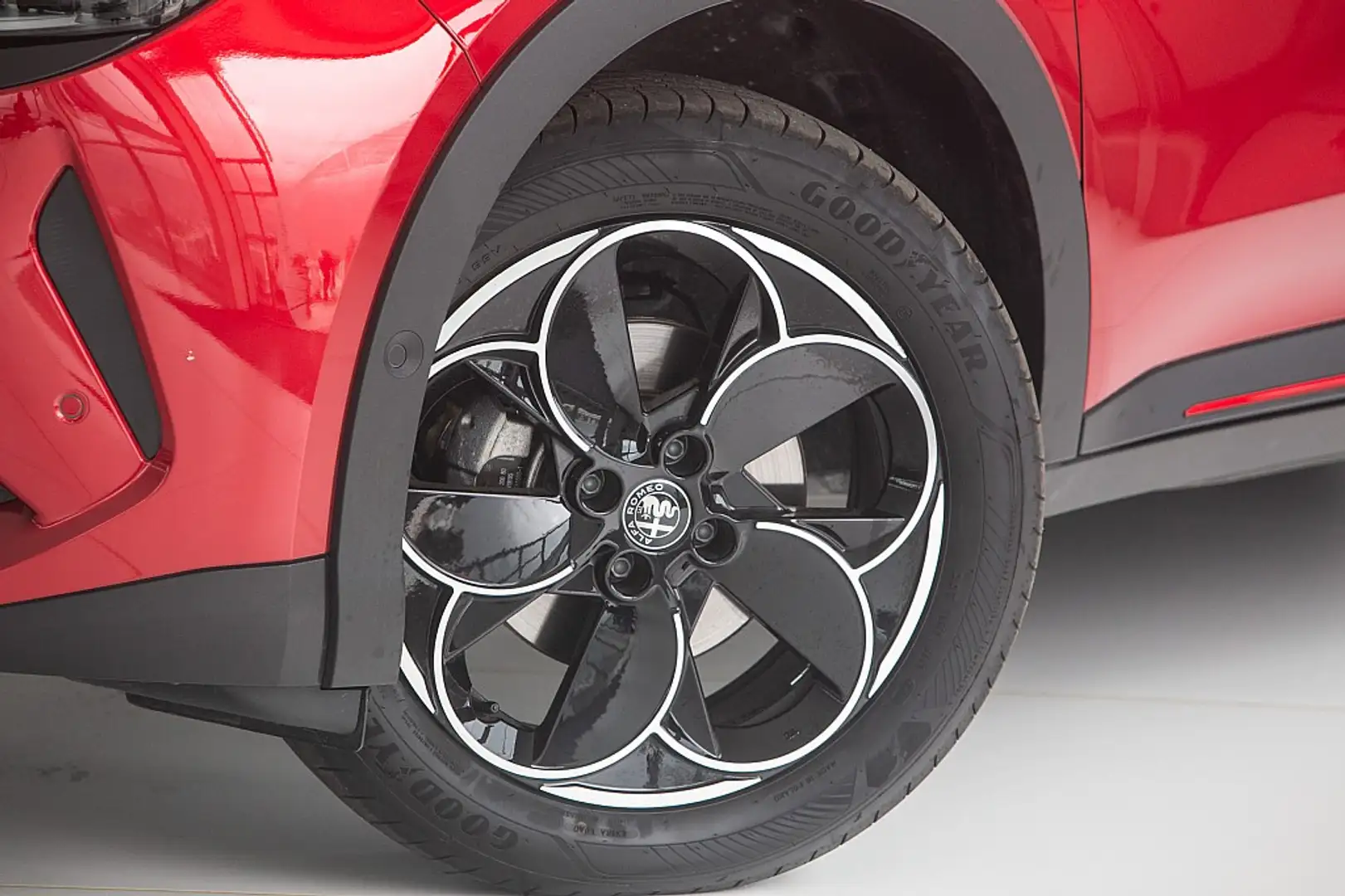 Alfa Romeo Junior Elettrica Batterie 54kWh Speciale Rouge - 2