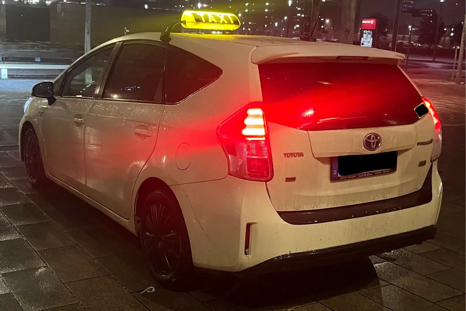 Toyota Prius+ Taxi Weiß - 2