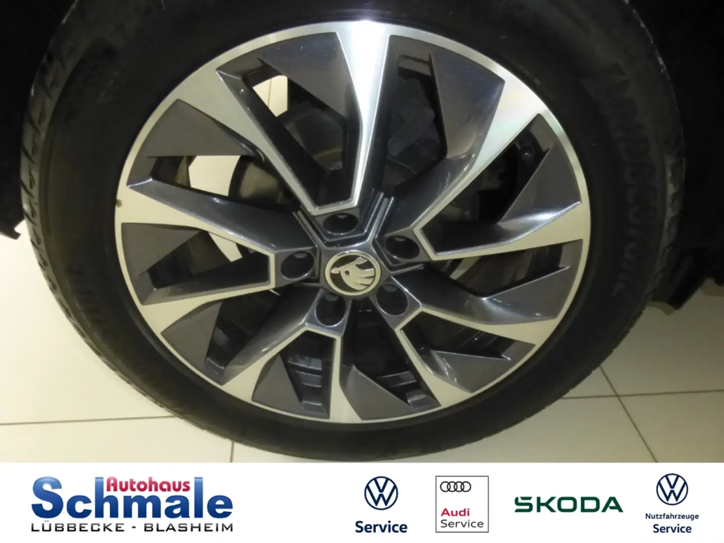 Skoda Karoq Sportline 1.5 TSI ACT AHK Kamera Navi Schwarz - 2