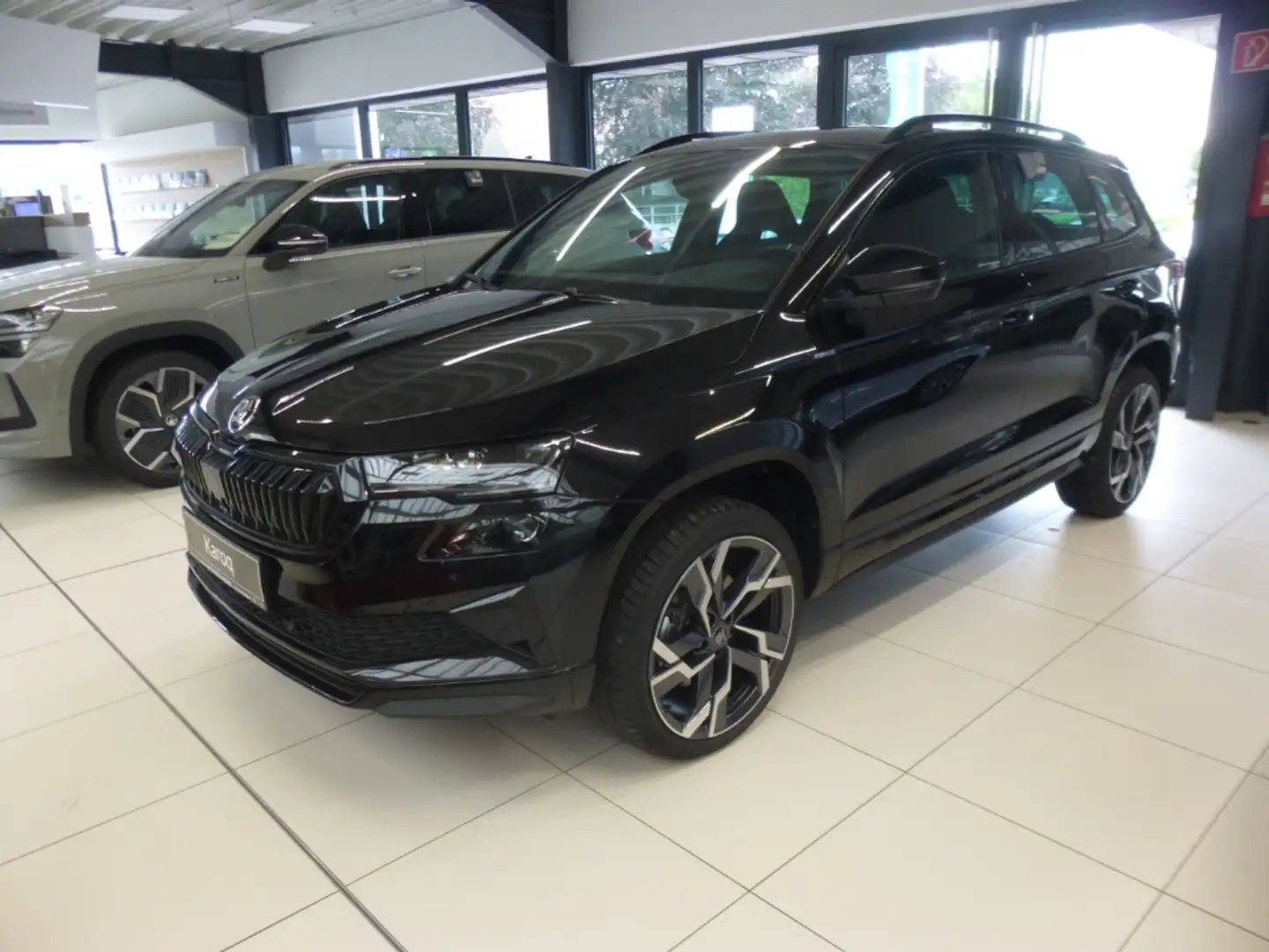 Skoda Karoq Sportline 1.5 TSI ACT AHK Kamera Navi Schwarz - 1