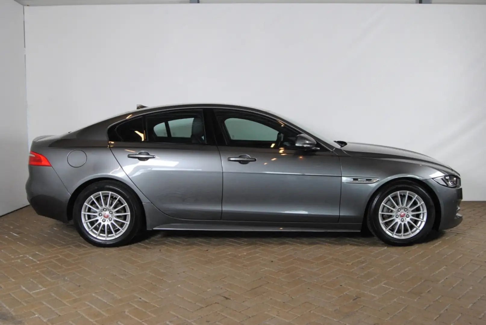 Jaguar XE 2.0 D Portfolio Grigio - 2