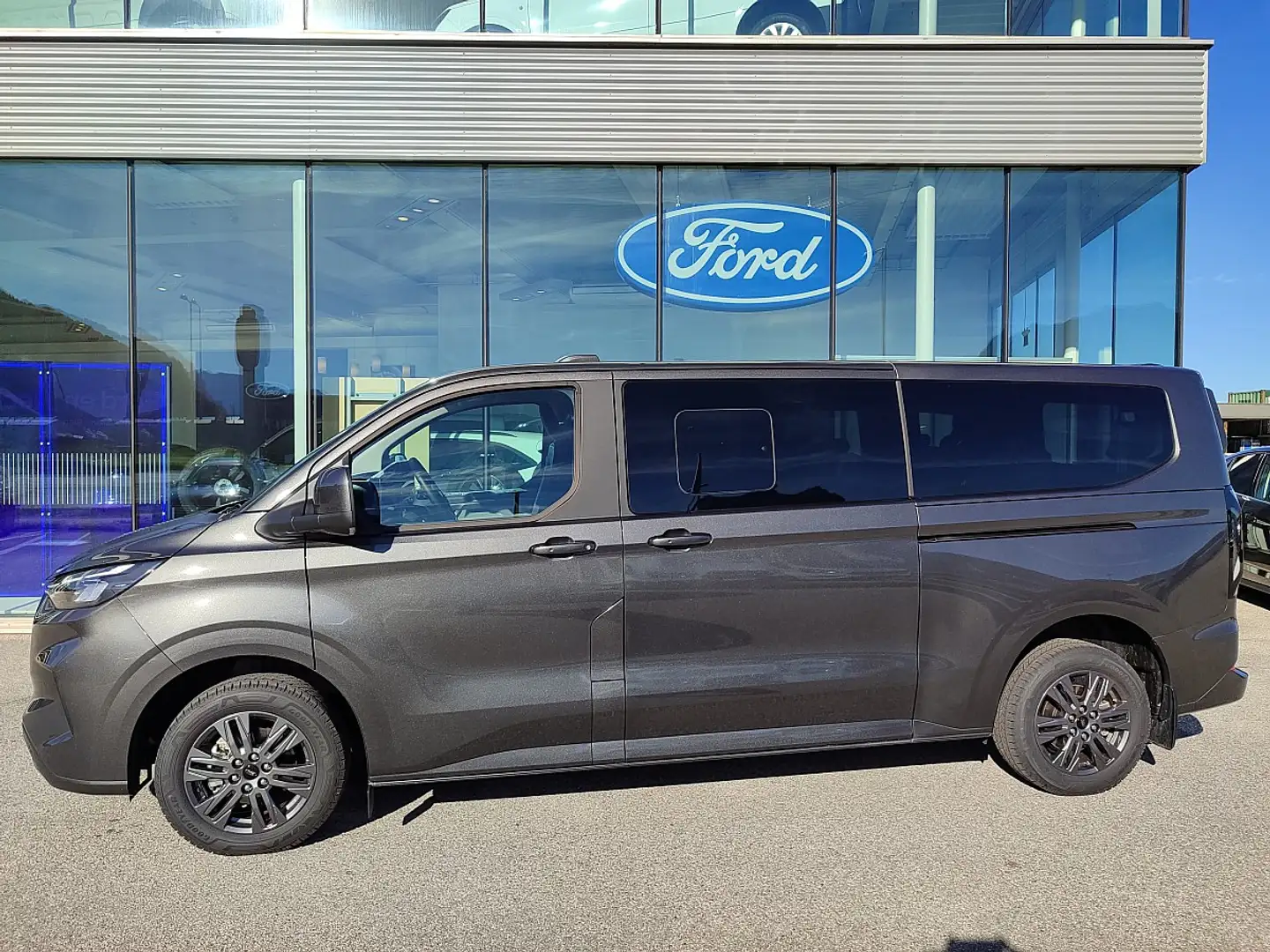 Ford Tourneo Custom Bus 2,0 EcoBlue 320 L2H1 FWD Titanium Grau - 2