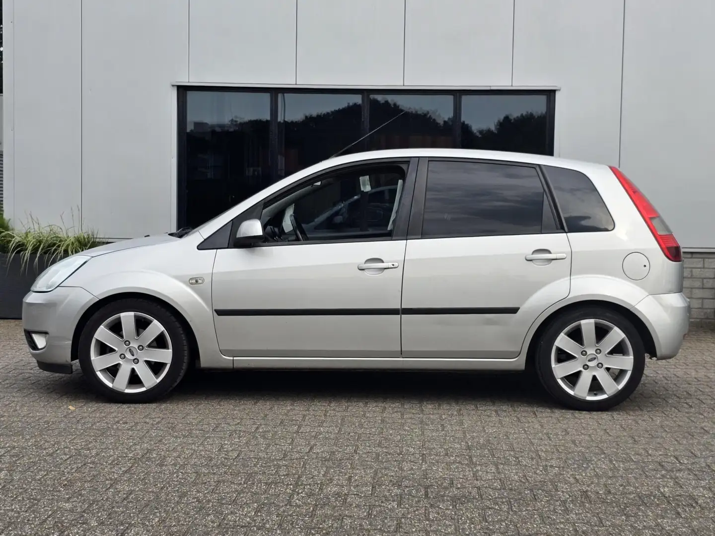 Ford Fiesta 1.4 -16V Futura Airco AUTOMAAT . siva - 2