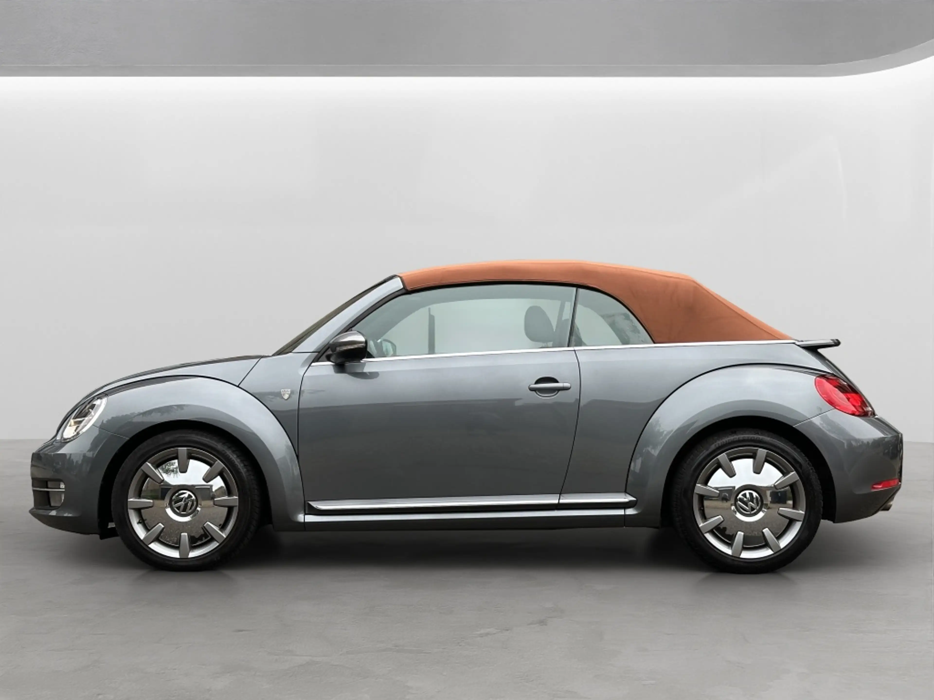 Volkswagen Beetle Cabriolet 1.4 TSI Karmann 150PK Beige Kap PDC LED — photo 4