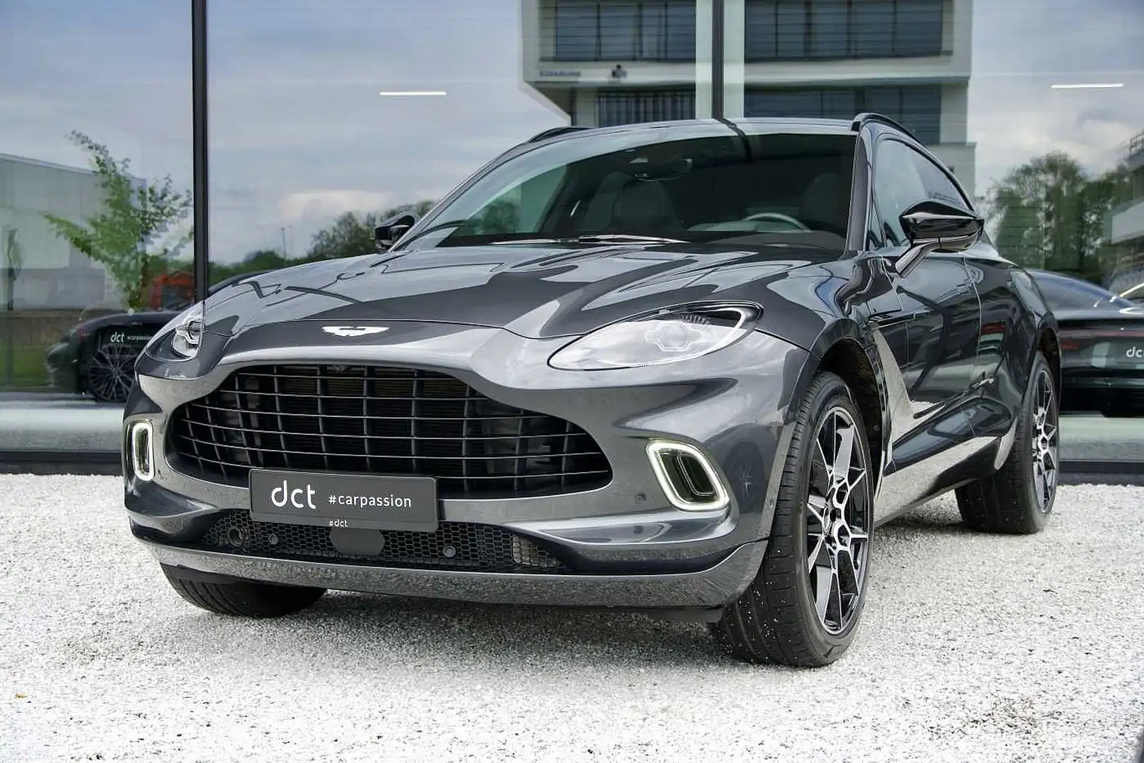 Aston Martin DBX V8 Paint to sample Cooling Seats Pano Grigio - 1