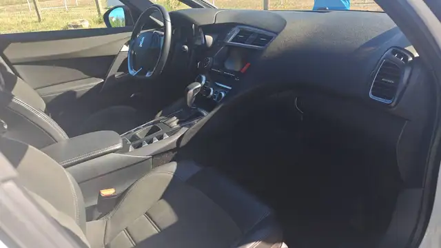 DS Automobiles DS 5 view 10