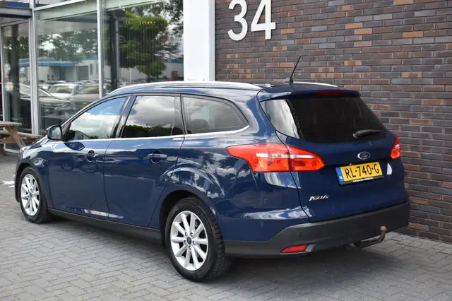 Ford Focus view 3