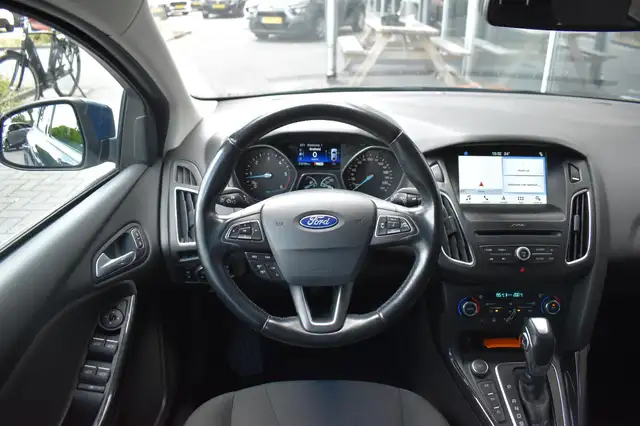 Ford Focus view 11