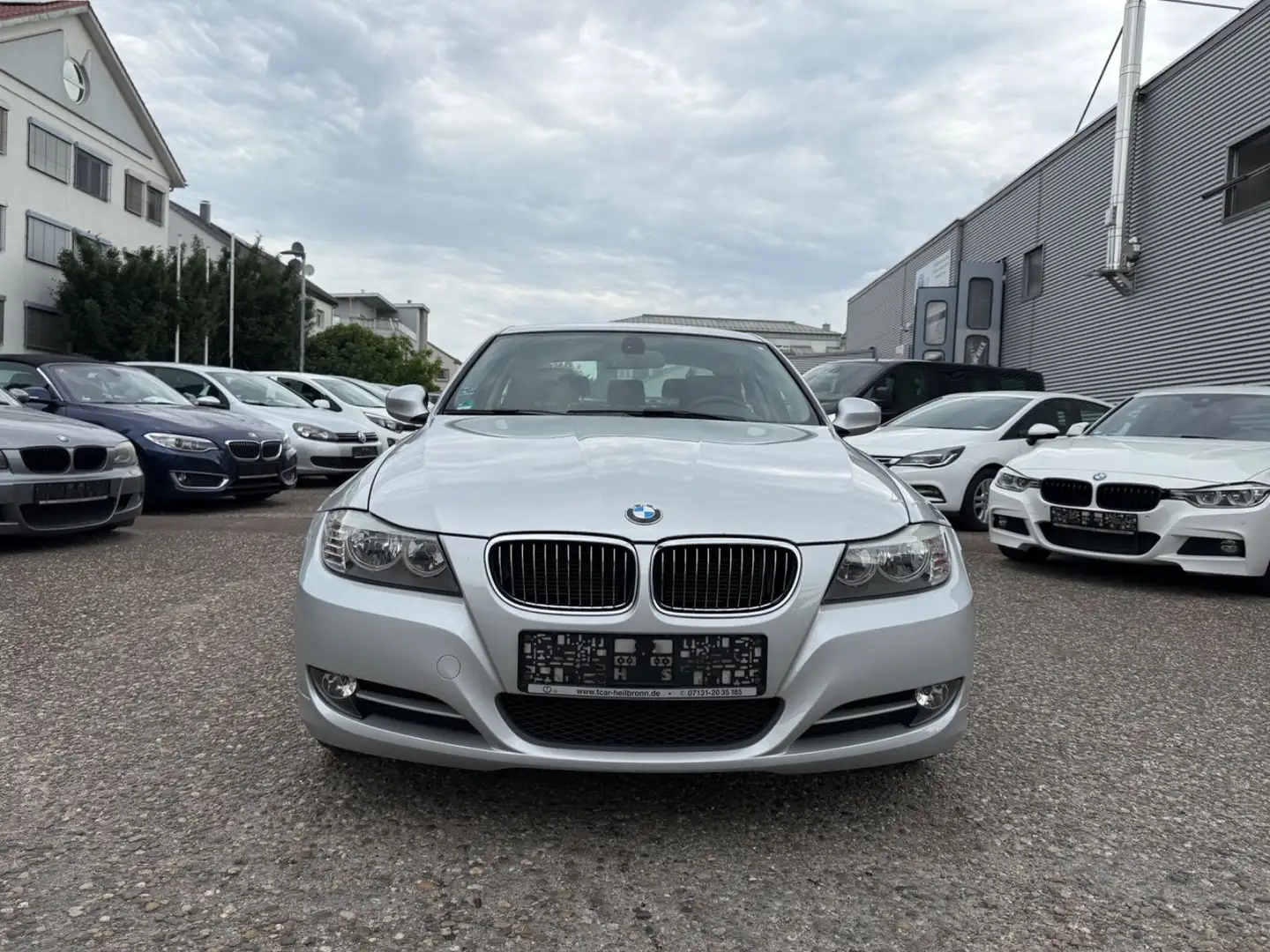 BMW 318 i Lim.-Klimaautomatik-Tempomat-SHZ-PDC-1.Hand Argent - 2