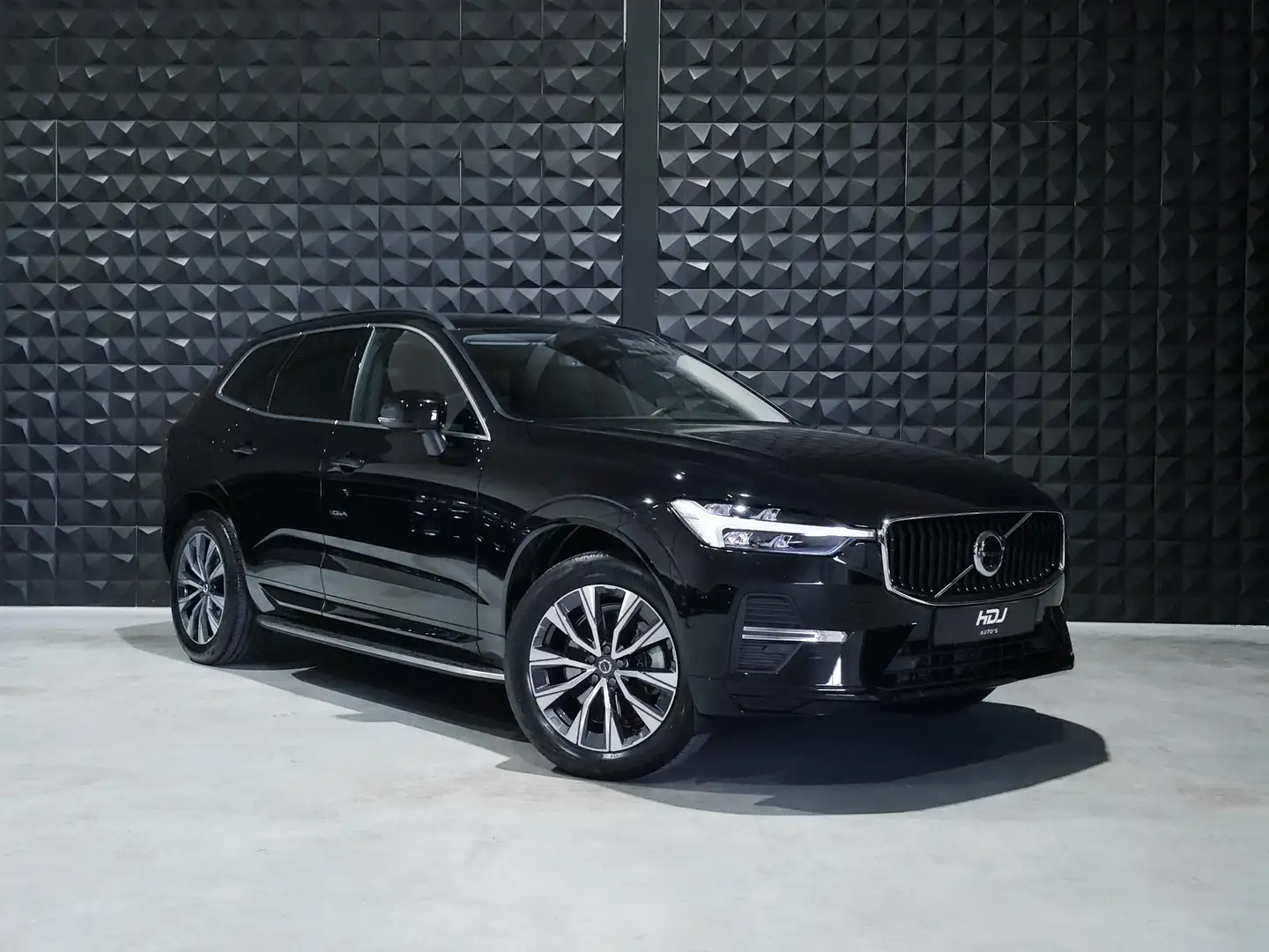 Volvo XC60 2.0 B5 Momentum Business | Topv. | Trekh, | Memo l Zwart - 1