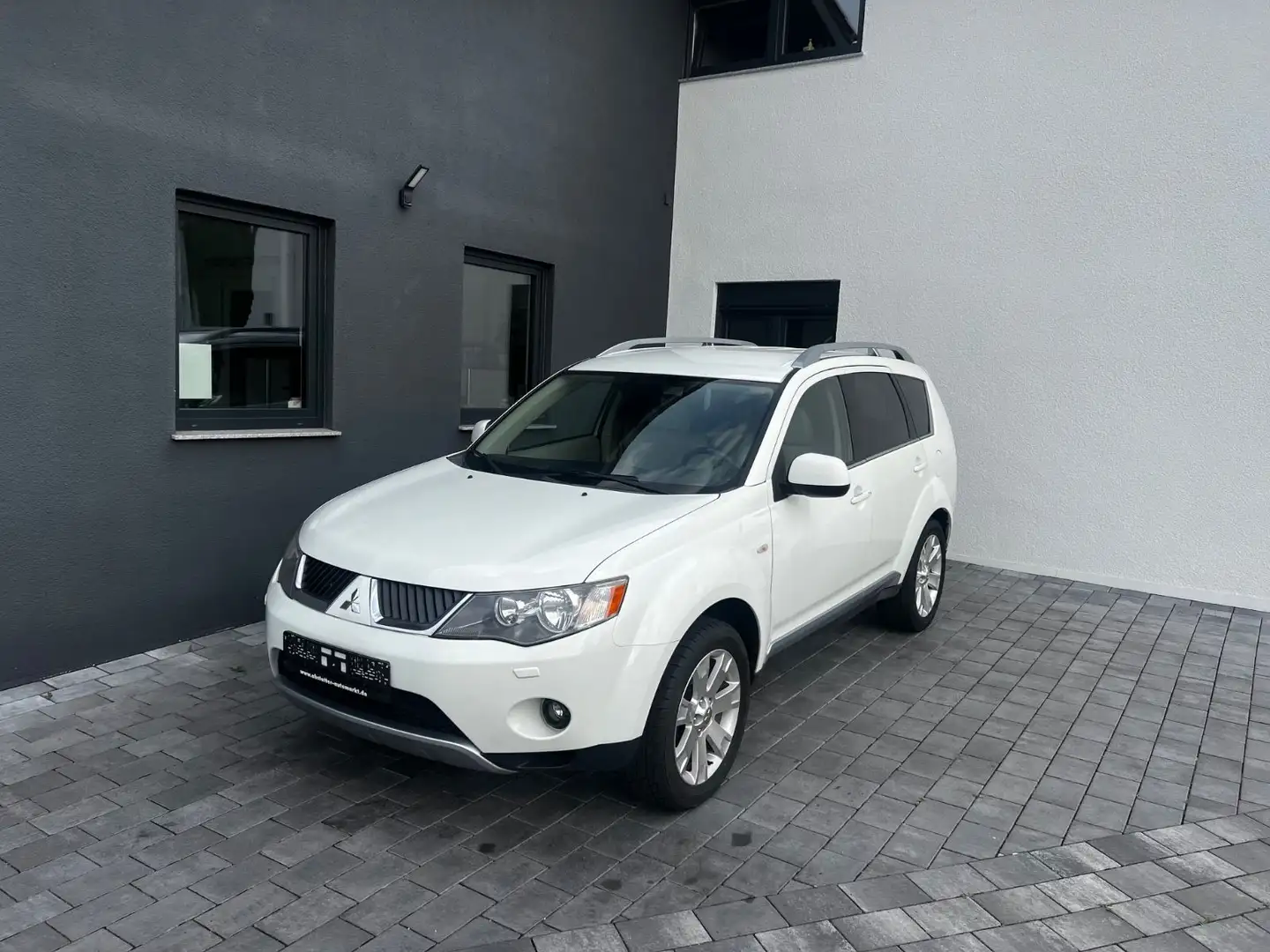Mitsubishi Outlander 2.4 Instyle Automatik mit LPG/7Sitzer Weiß - 1