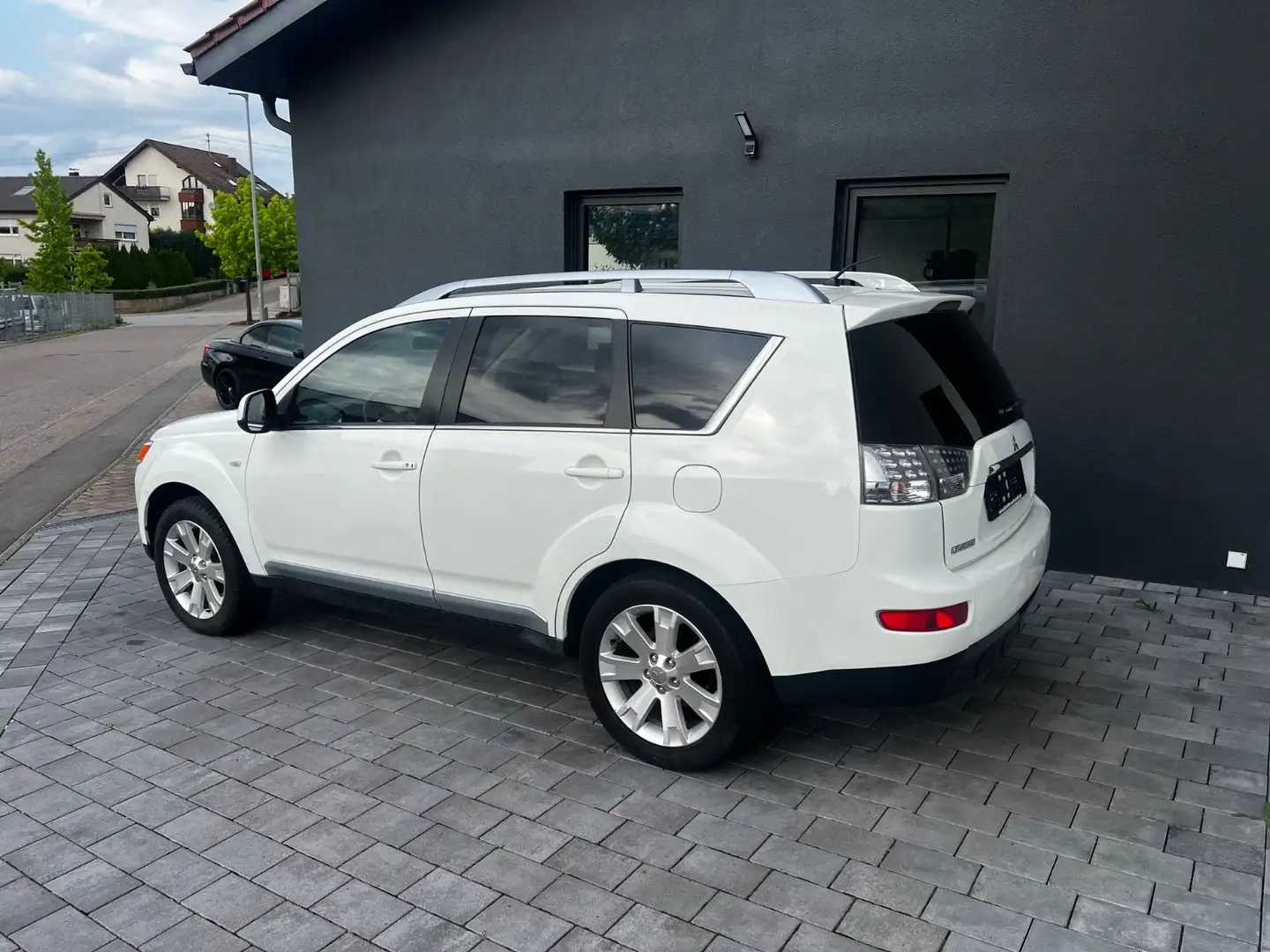Mitsubishi Outlander 2.4 Instyle Automatik mit LPG/7Sitzer Weiß - 2