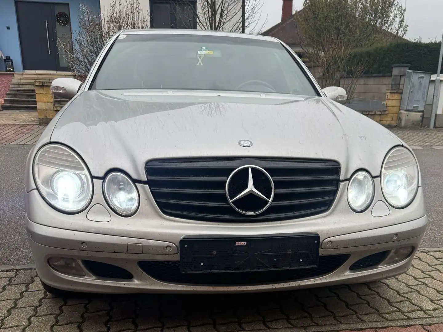 Mercedes-Benz E 220 Stříbrná - 1
