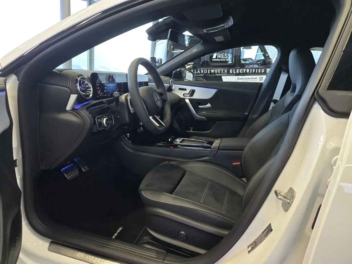 Mercedes-Benz CLA 200 Shooting Brake AHK AUT DynLicht Kam. LED Weiß - 2