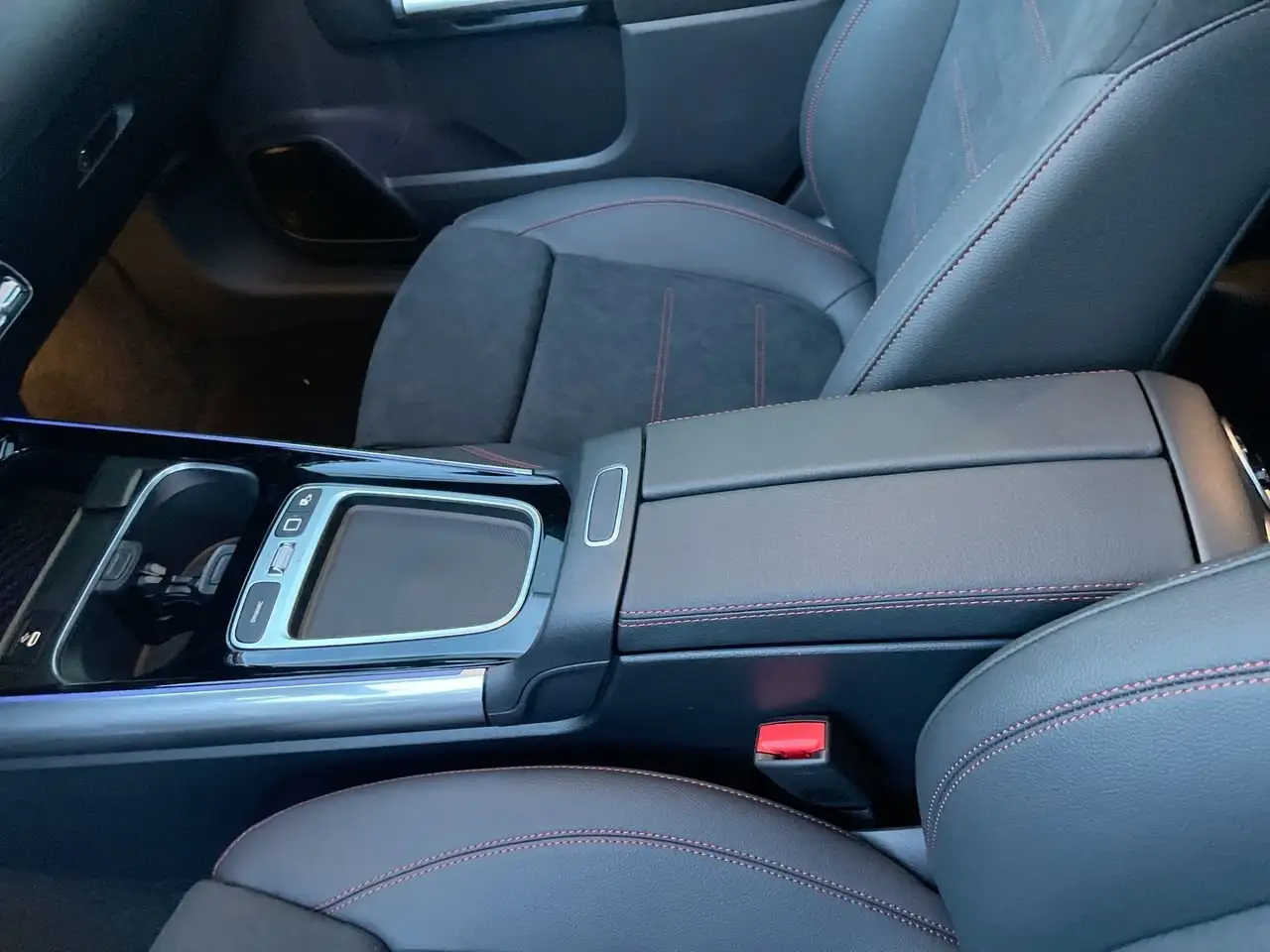 Mercedes-Benz GLA снимка Mercedes-Benz GLA