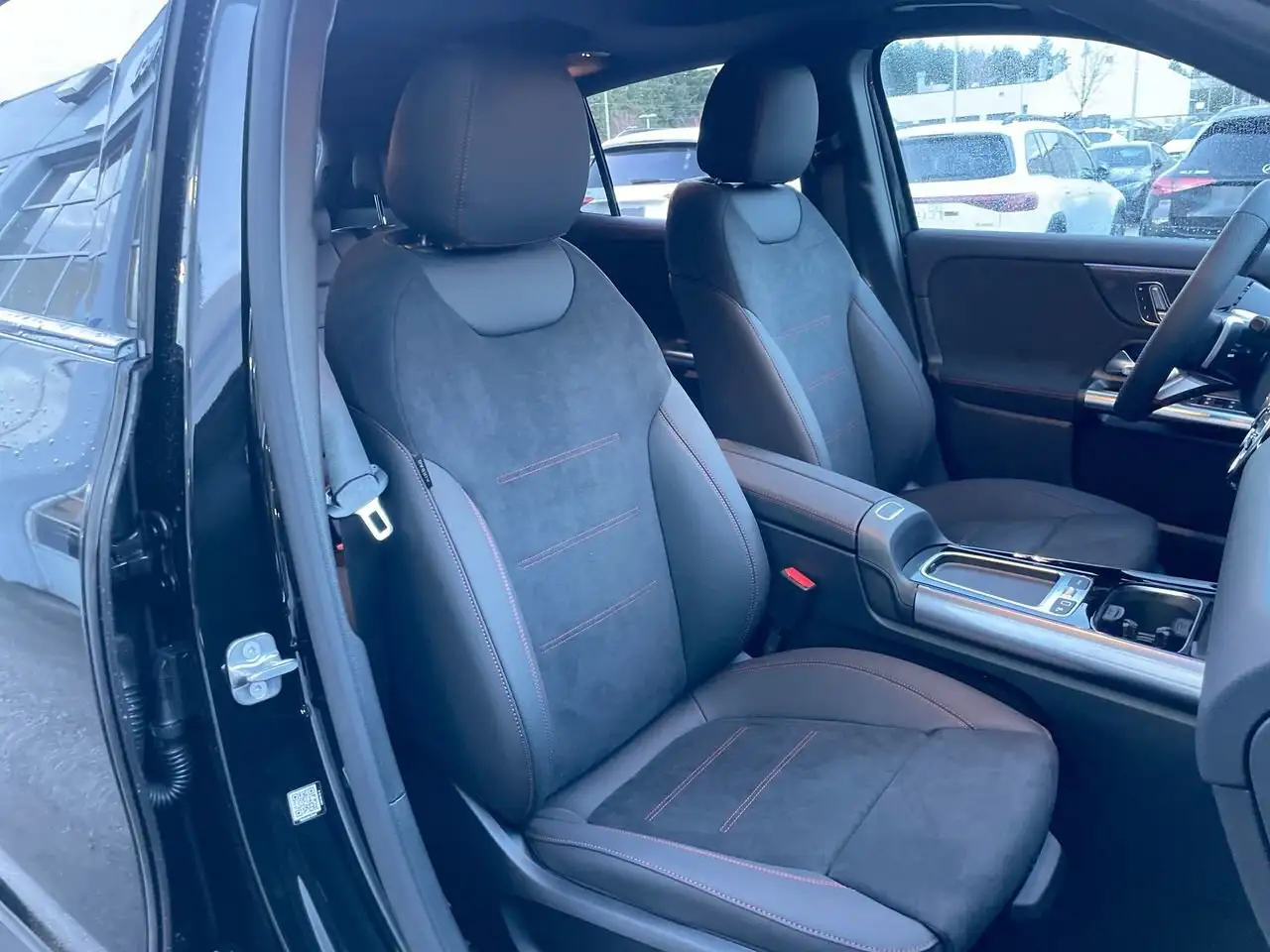 Mercedes-Benz GLA снимка Mercedes-Benz GLA
