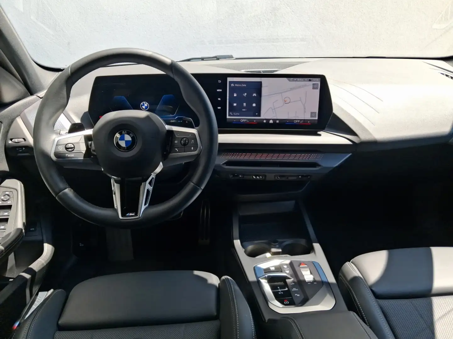BMW 118 d LimA M Sportpaket Navi LED SHZ DrivAss Grau - 2