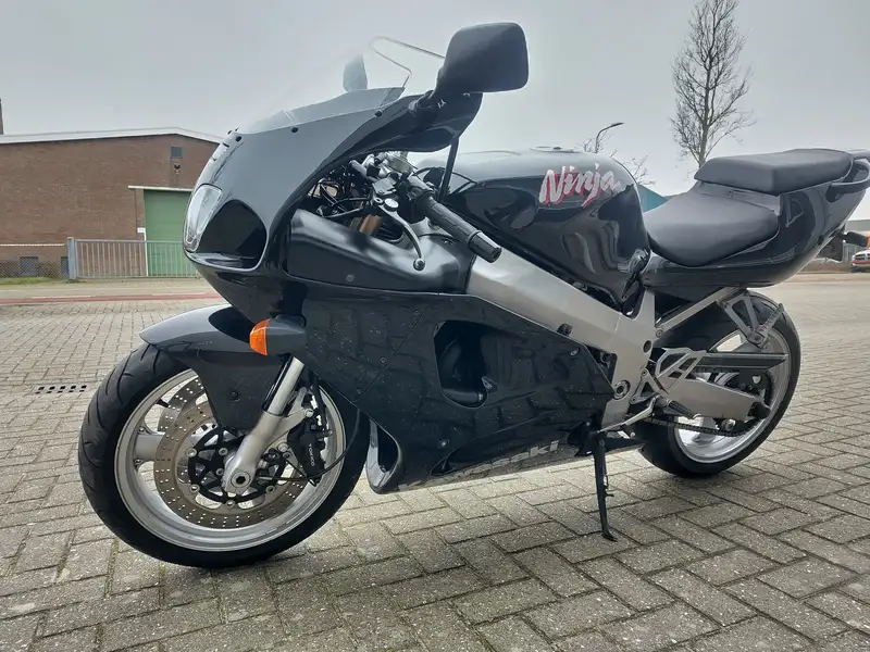 Kawasaki Ninja ZX-7R - foto 7