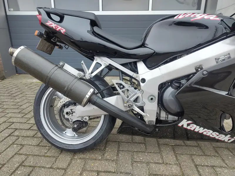 Kawasaki Ninja ZX-7R - foto 5