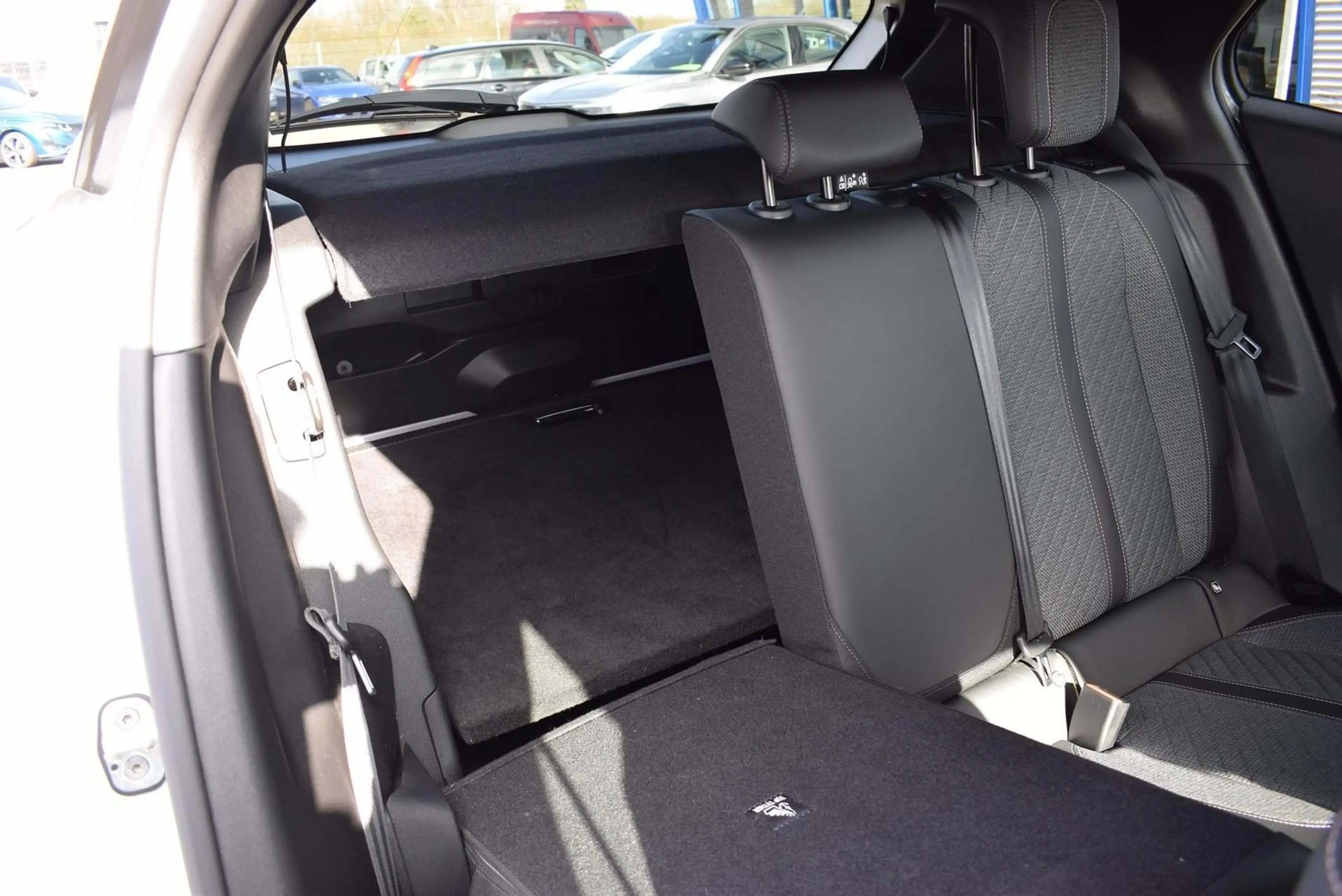 Peugeot 2008 Hybrid 145 Navi/APP/LED/SHZ/360-Grad — photo 9