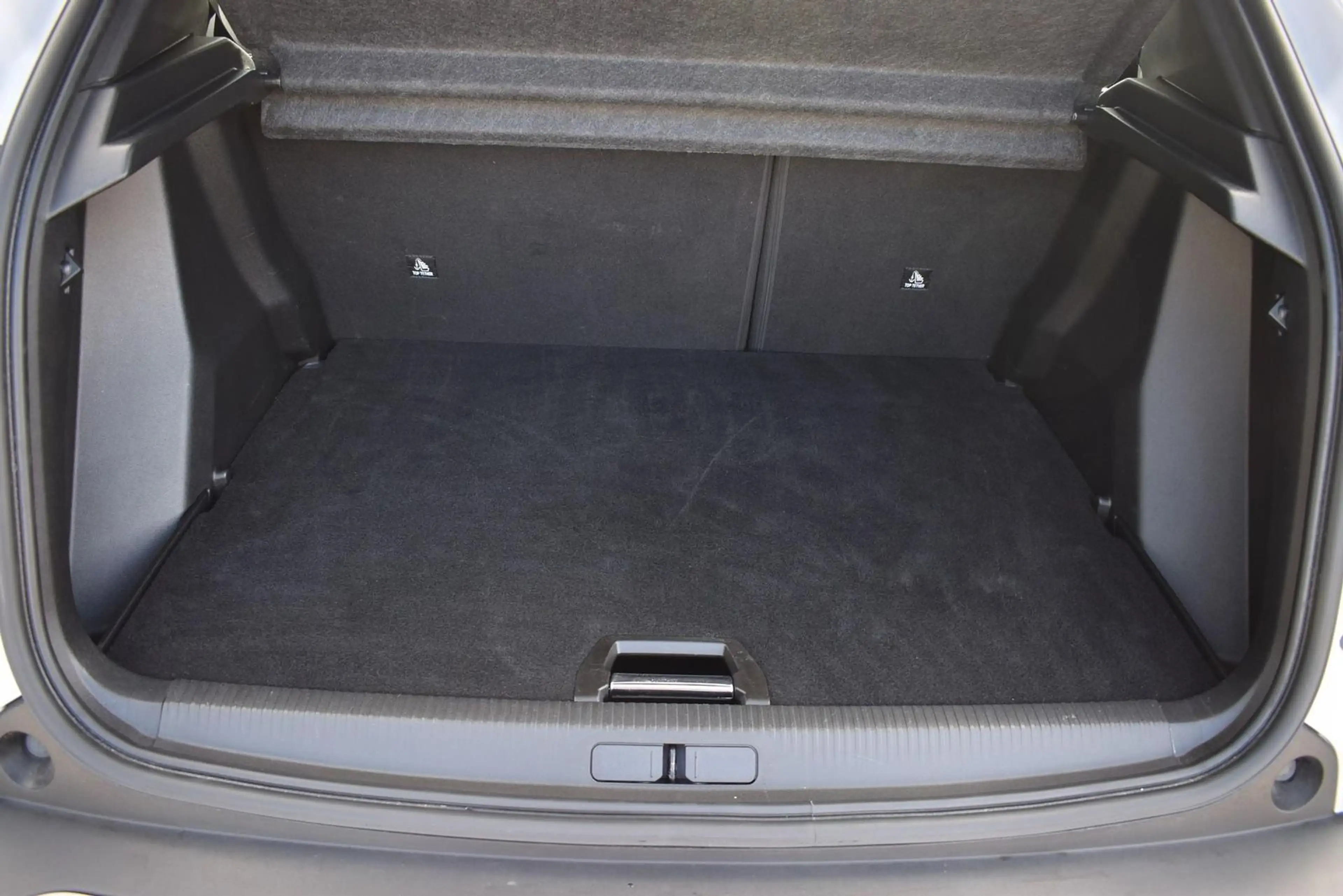 Peugeot 2008 Hybrid 145 Navi/APP/LED/SHZ/360-Grad — photo 7